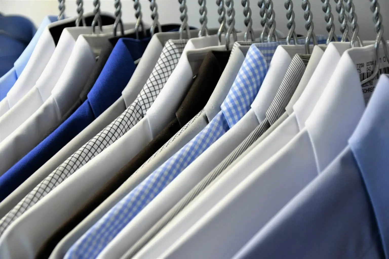 Camisas sociais passadas e penduradas em cabides